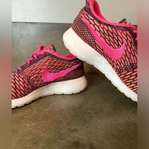 Nike Rosherun Flyknit Vivid Pink And Black Size Women’s 9 Running Shoes - Picture 10 of 14